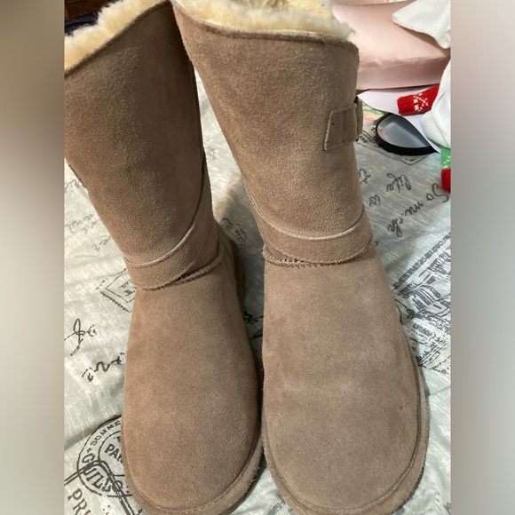 BearPaw “Annie” 1965W Suede/Sheepskin boot in Taupe size 8M. EUC - Picture 2 of 7